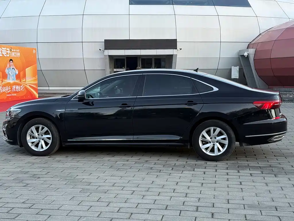 Volkswagen Passat PHEV — миниатюра 8