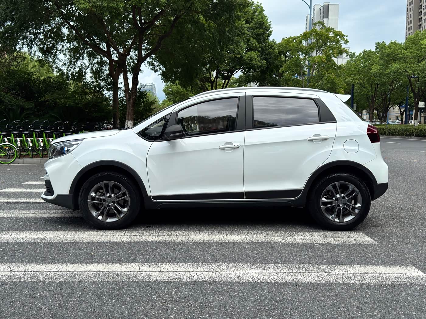 Geely Vision X3 1.5 л 2021 г. Белый, пробег 25000 км