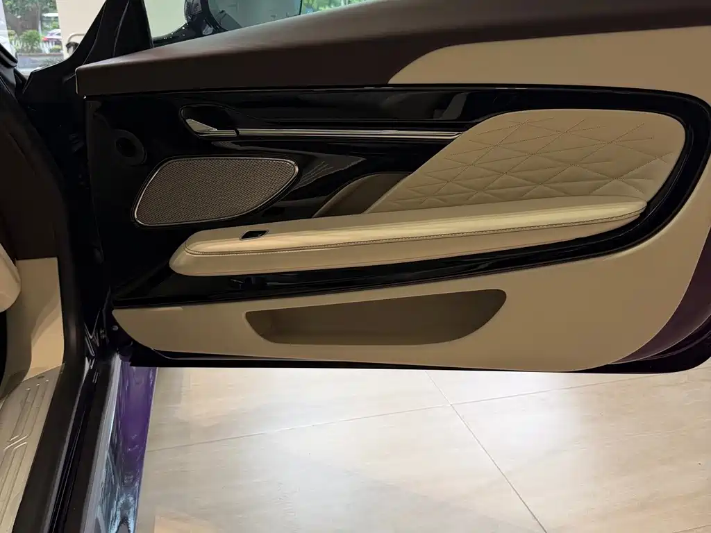 Aston Martin DB12 — миниатюра 9