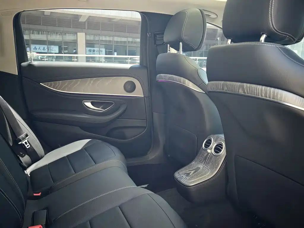 Mercedes-Benz E-Class — миниатюра 18