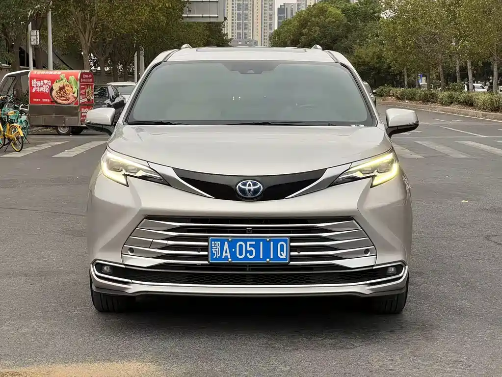 Toyota Sienna — миниатюра 2