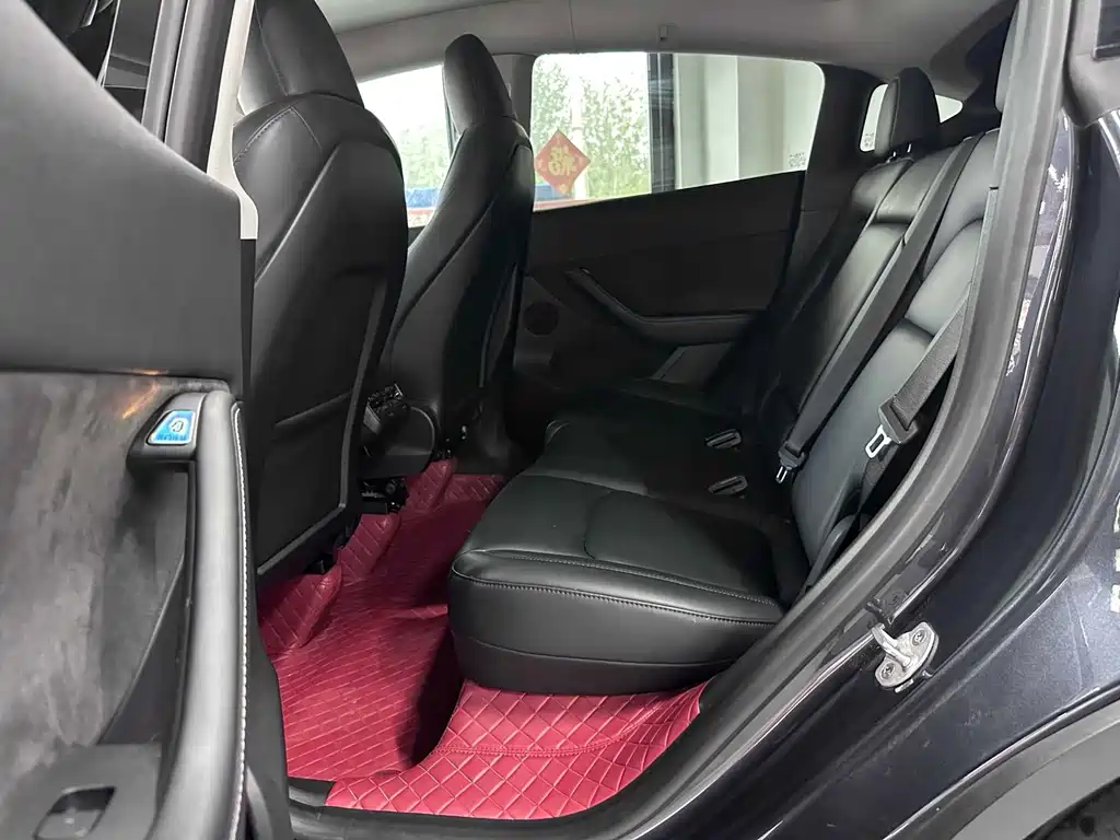 Tesla Model Y — миниатюра 9