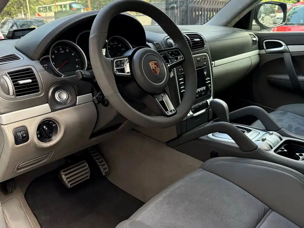 Porsche Cayenne — миниатюра 10