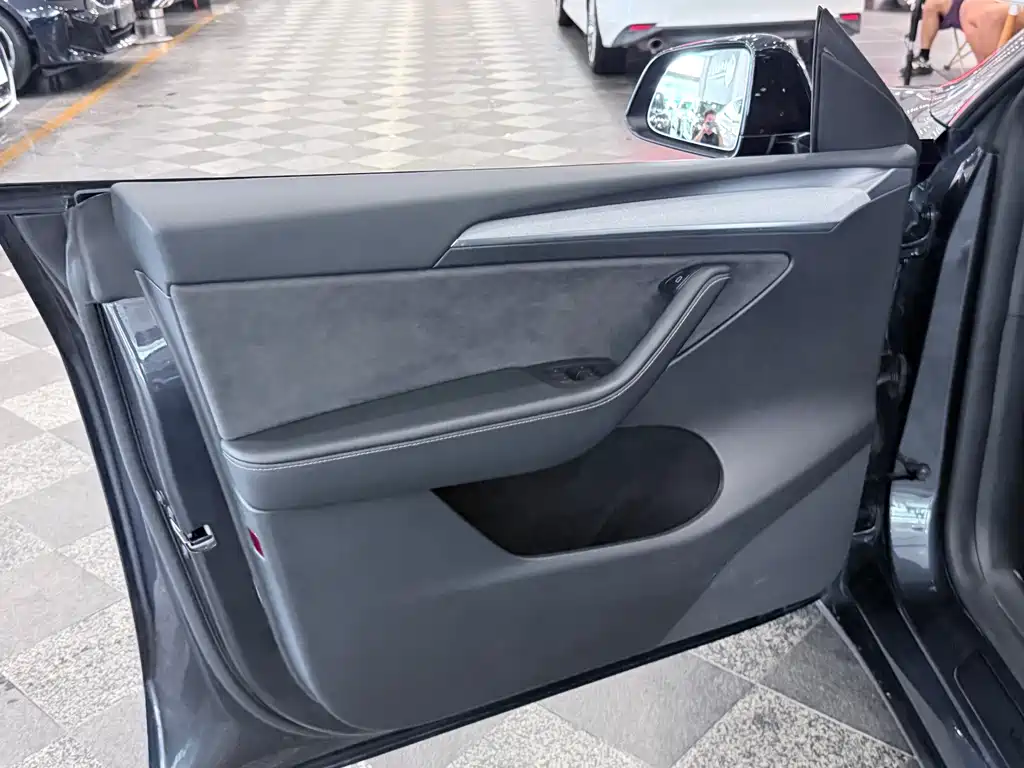 Tesla Model Y — миниатюра 13
