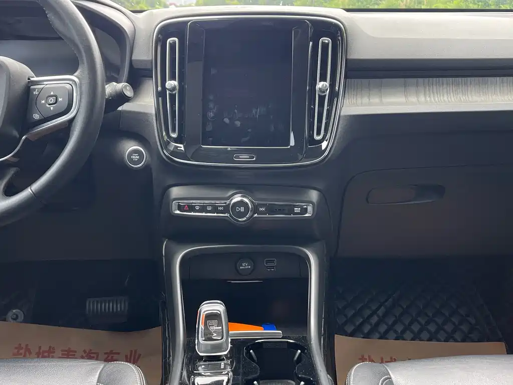 Volvo XC40 - фото 13