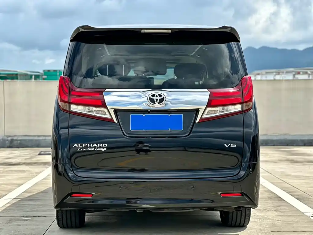 Toyota Alphard — миниатюра 11
