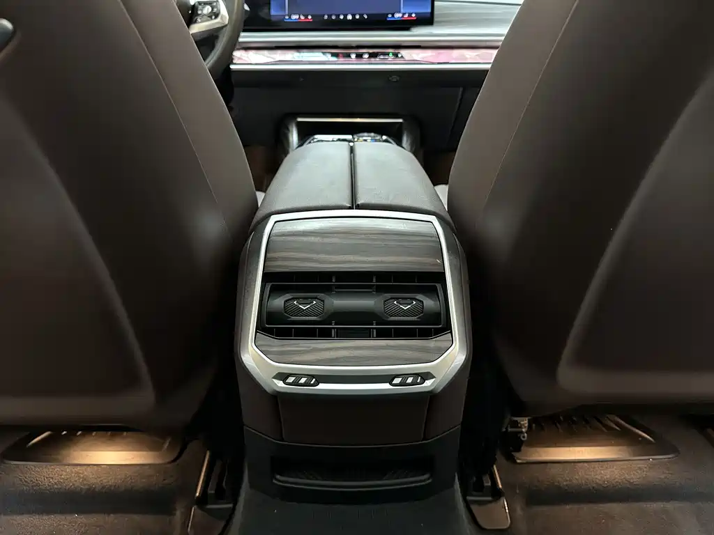 BMW 7 Series — миниатюра 12