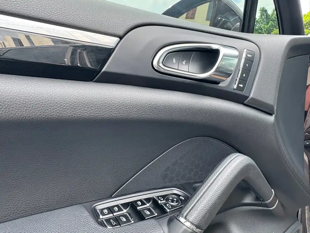 Porsche Cayenne — миниатюра 10