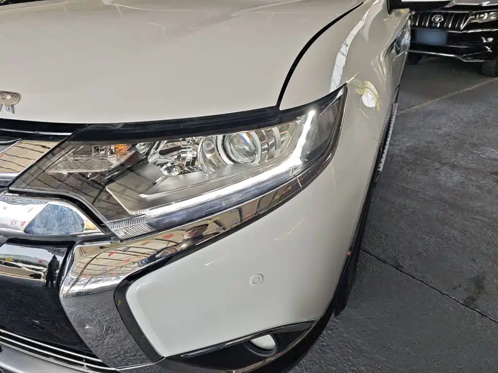 Mitsubishi Outlander — миниатюра 24