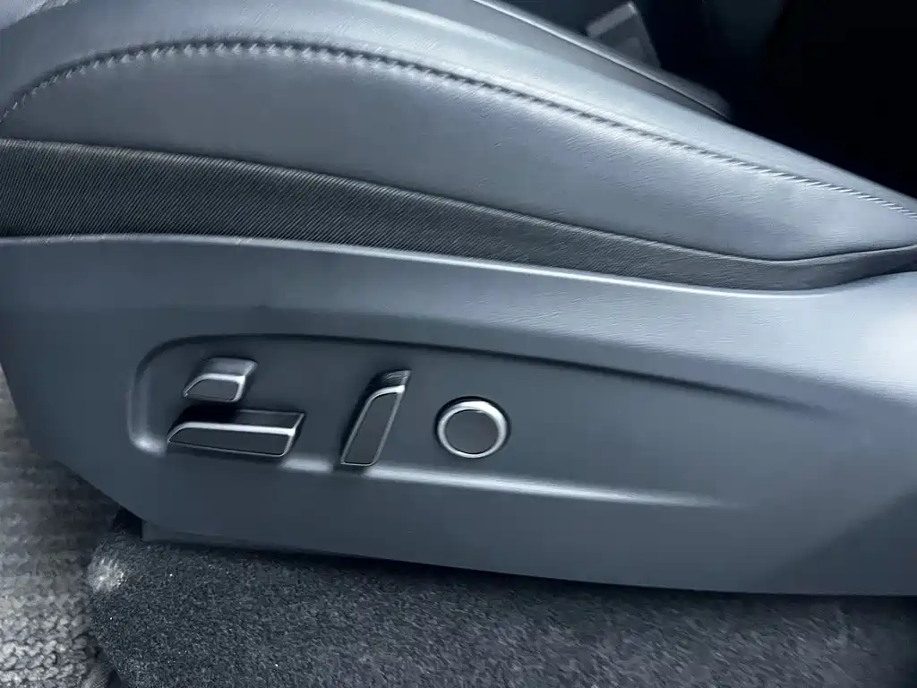 Tesla Model Y L — миниатюра 6