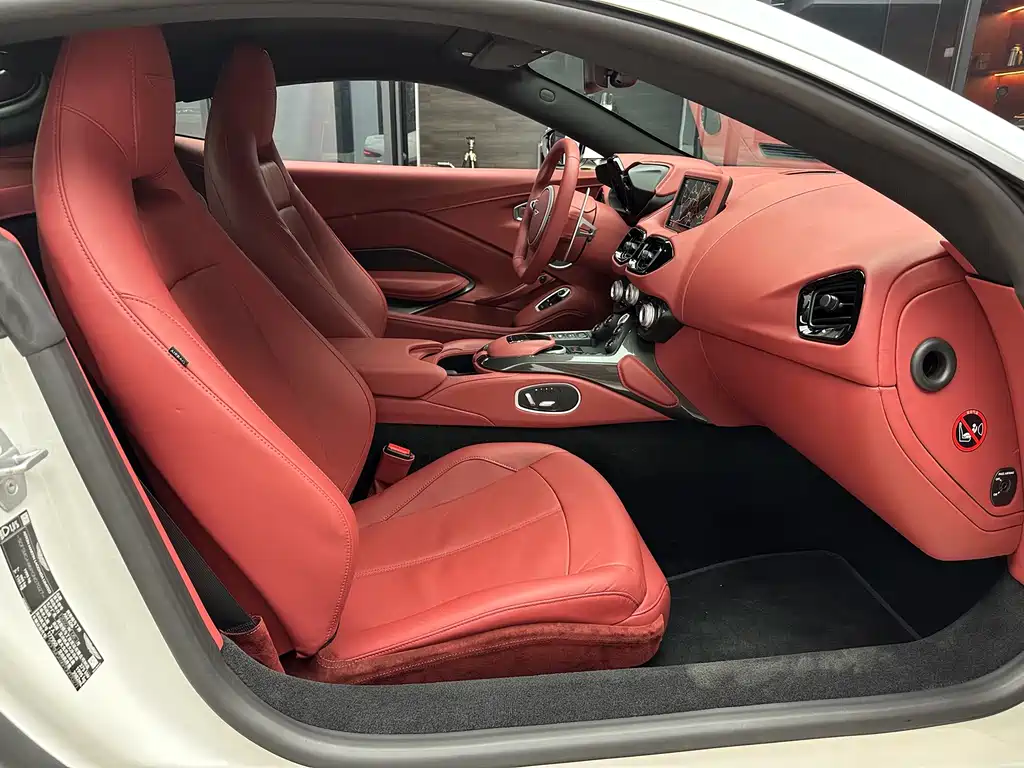 ASTON MARTIN V8 VANTAGE