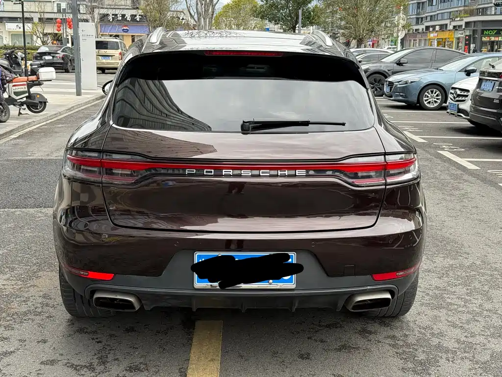 PORSCHE MACAN
