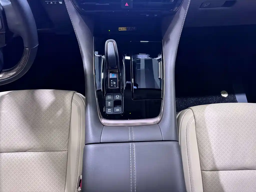 Toyota Elfa 2024 Белый из Китая