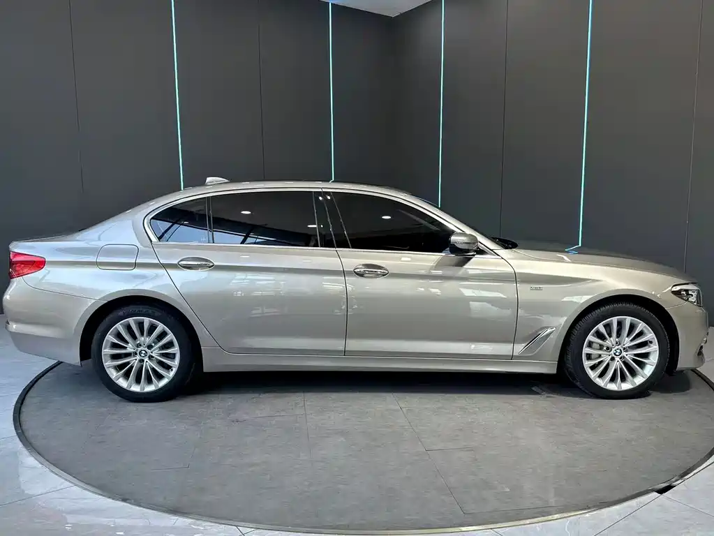 BMW 5 Series — миниатюра 5