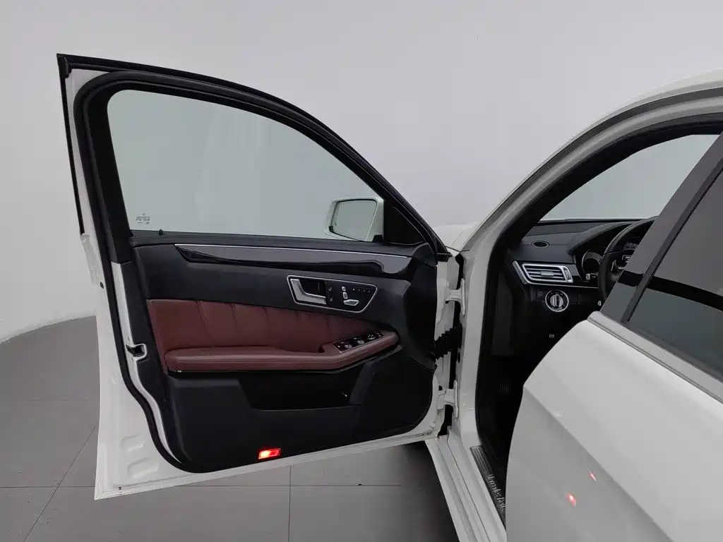 Mercedes-Benz E-Class — миниатюра 8
