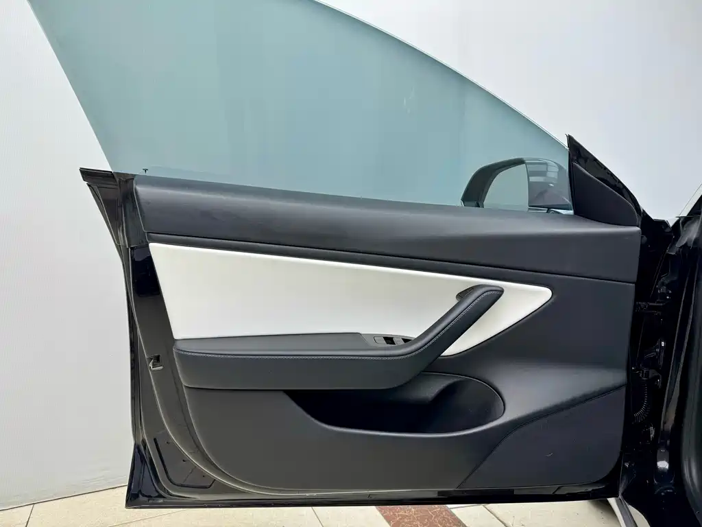 Tesla Model 3 — миниатюра 7