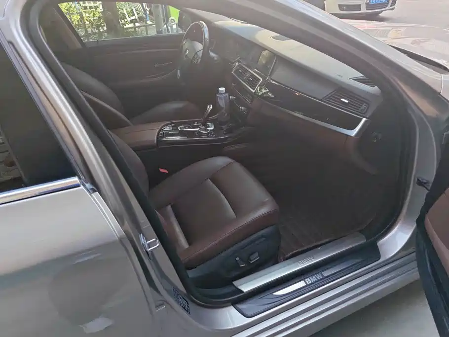 BMW 5 Series — миниатюра 7