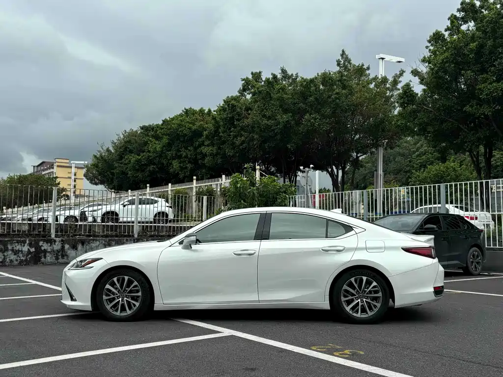Lexus ES — миниатюра 7