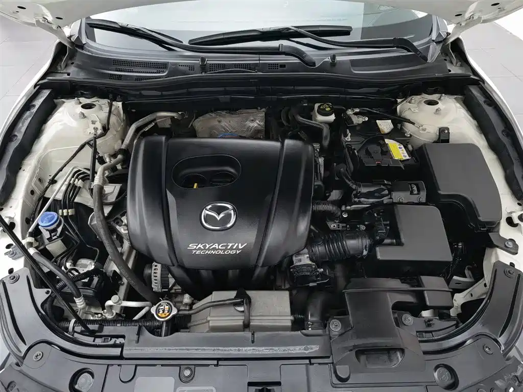 Mazda Mazda3 3 2017 1.5L AT Luxury V