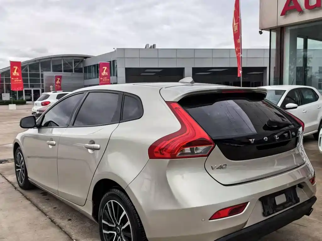 VOLVO V40