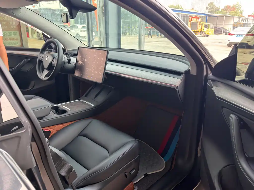 Tesla Model Y — миниатюра 8