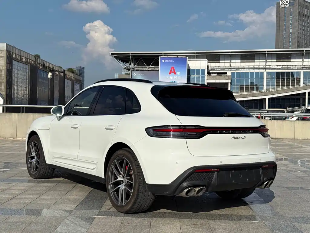 PORSCHE MACAN