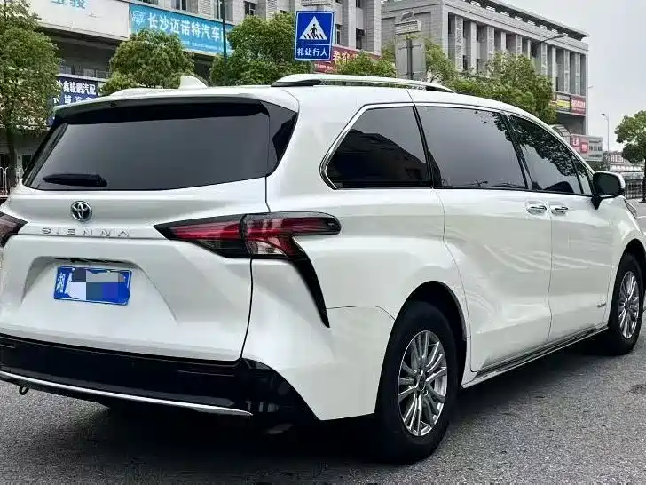 Toyota Sienna 2023 2.5L Luxury