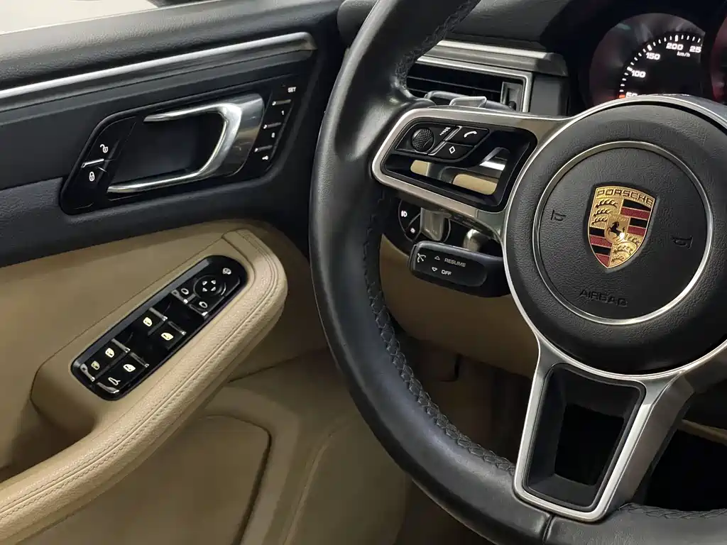 PORSCHE MACAN
