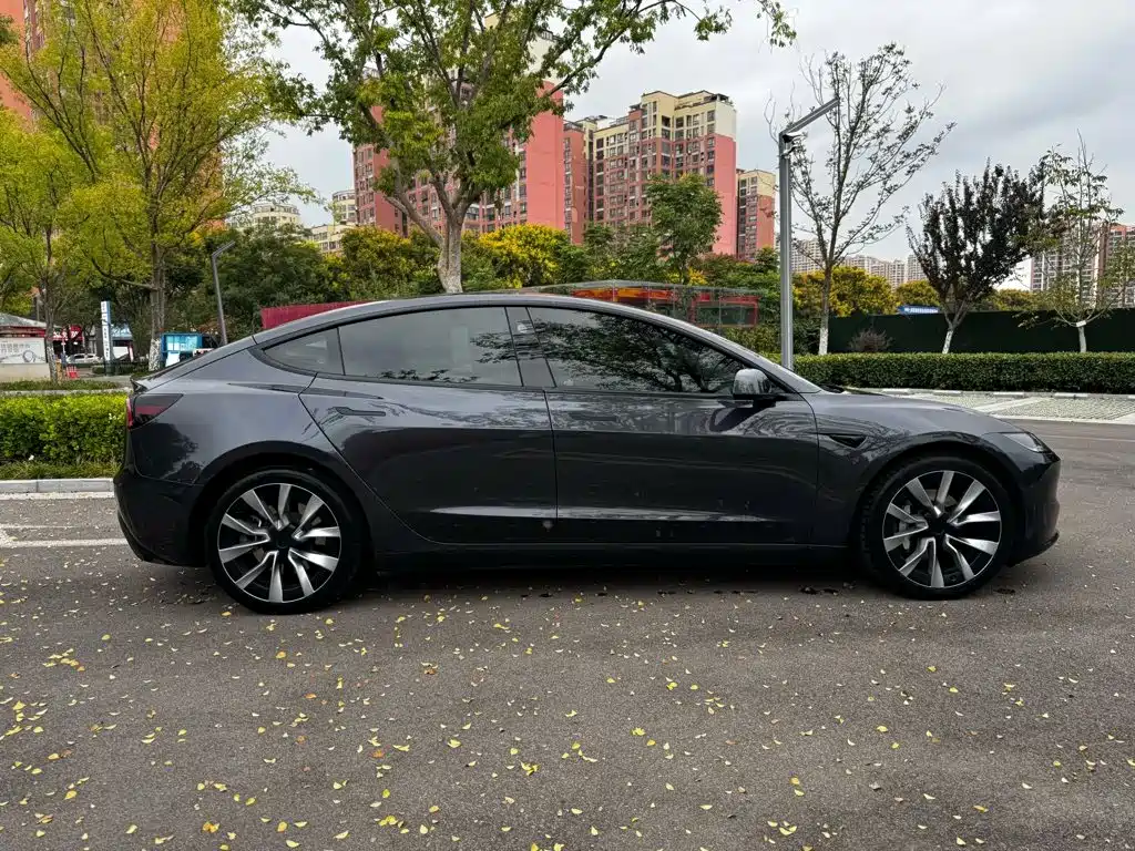 Tesla Model 3 — миниатюра 6