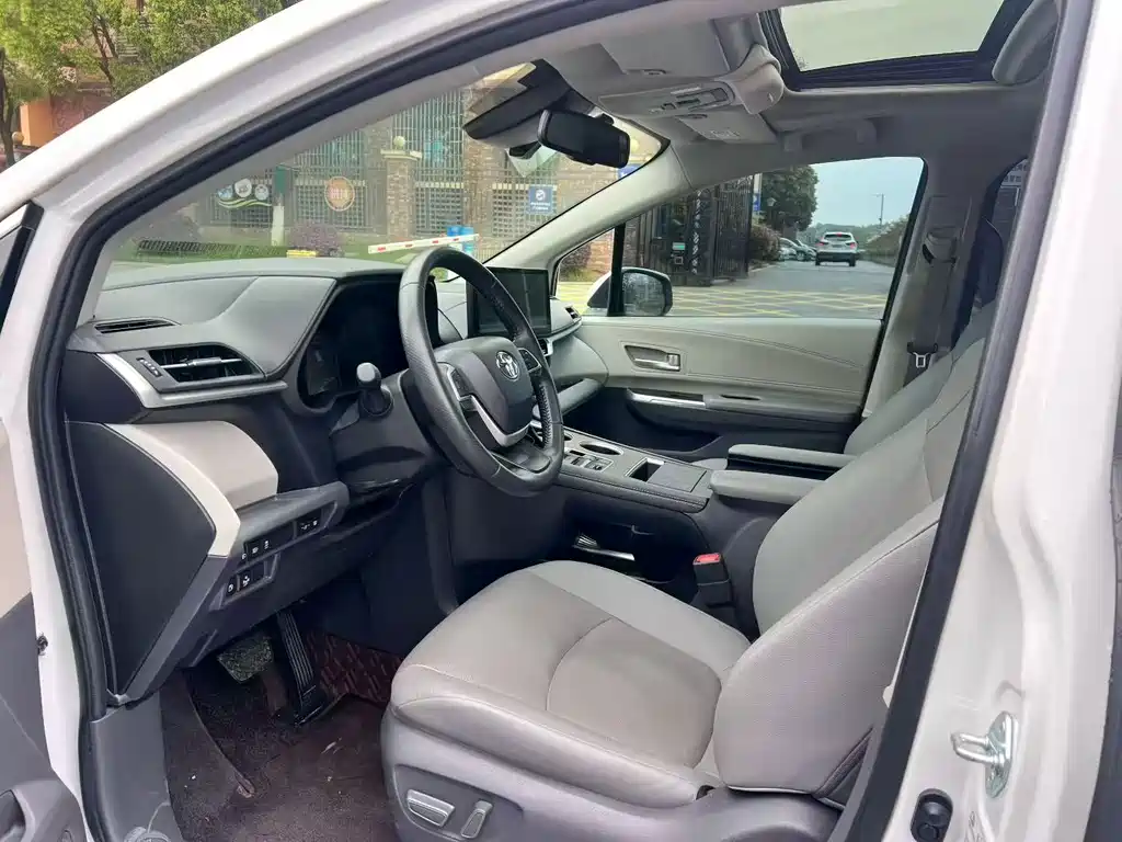 Toyota Sienna 2023 2.5L Luxury