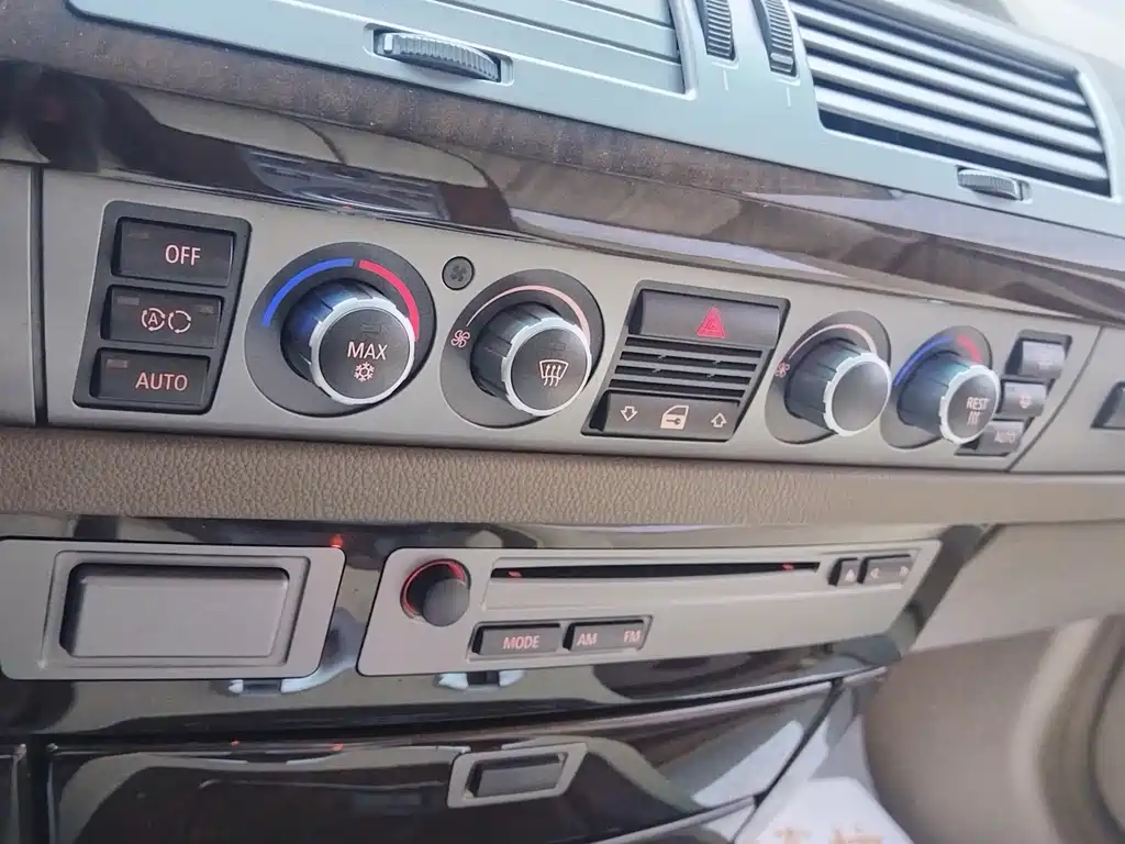 BMW 7 Series — миниатюра 13