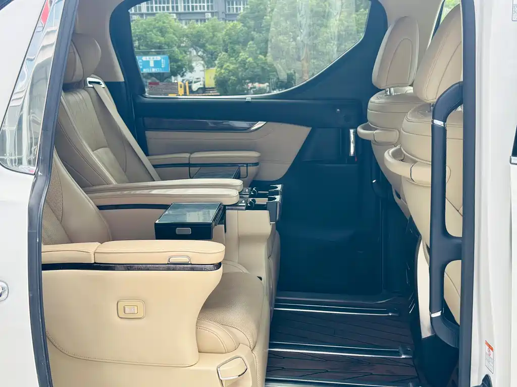 Toyota Alphard — миниатюра 8