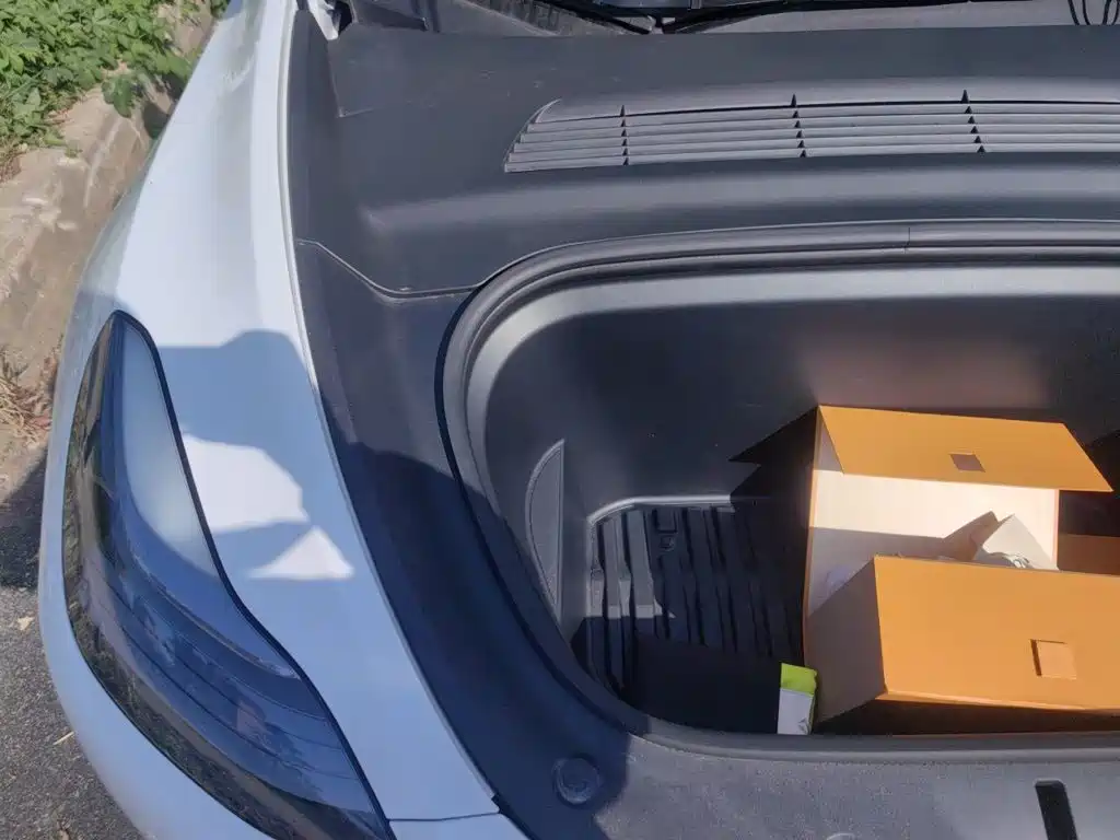 Tesla Model Y — миниатюра 21