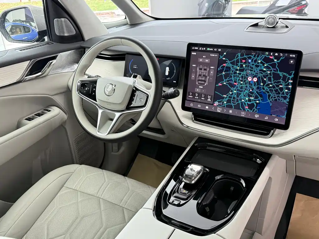 Volvo EM90 2025 Ultra мест