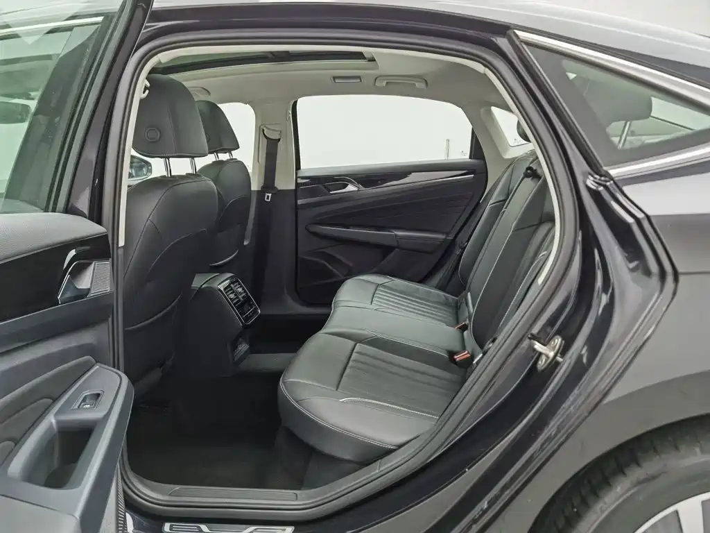 Volkswagen Passat PHEV — миниатюра 15