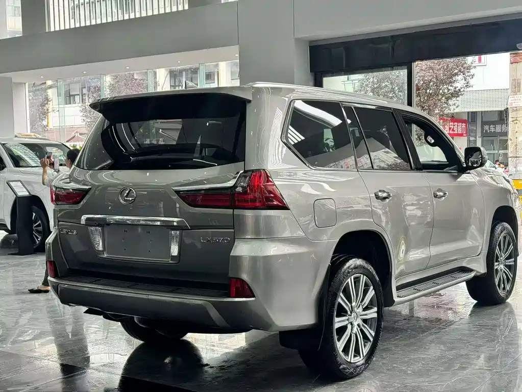 Lexus LX — миниатюра 9