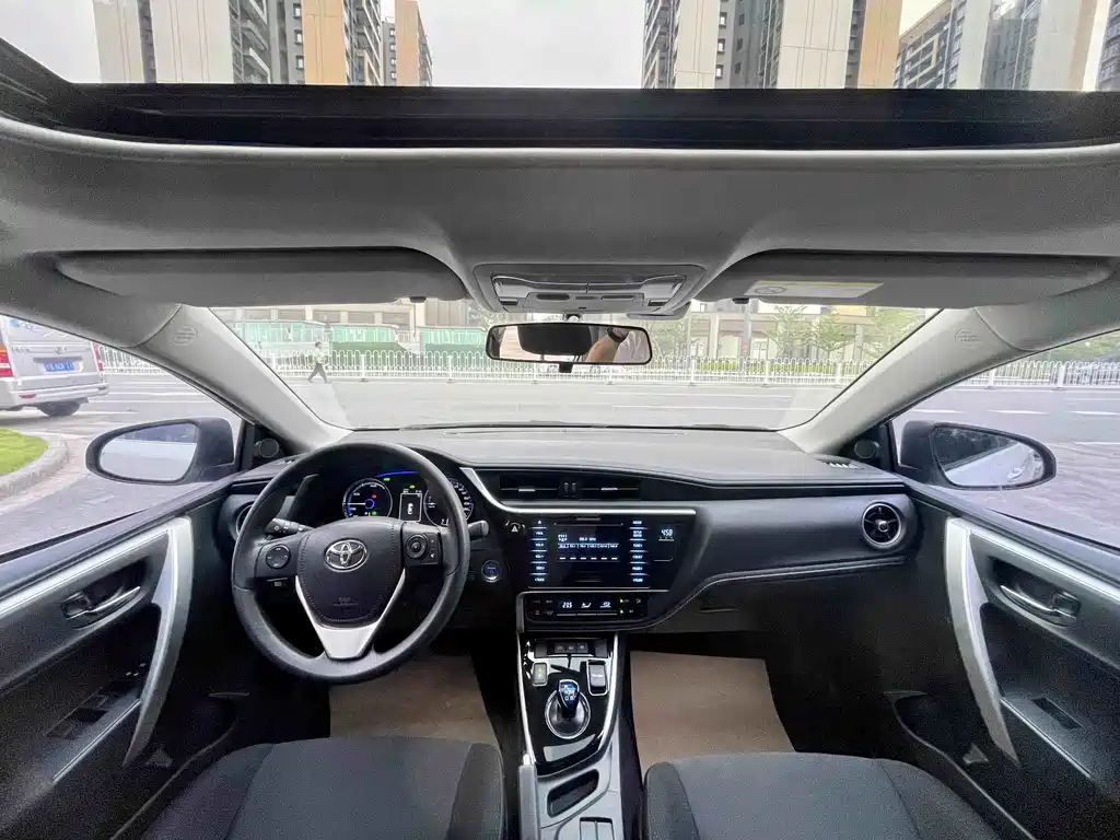 Toyota Corolla Hybrid — миниатюра 13