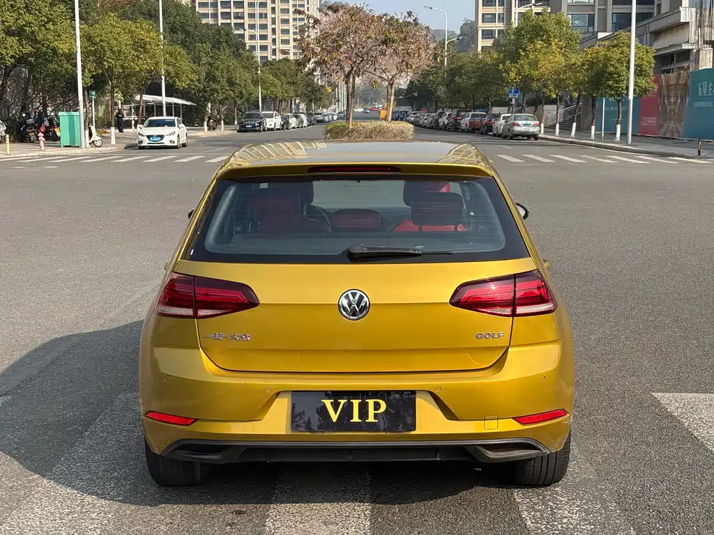 VOLKSWAGEN GOLF