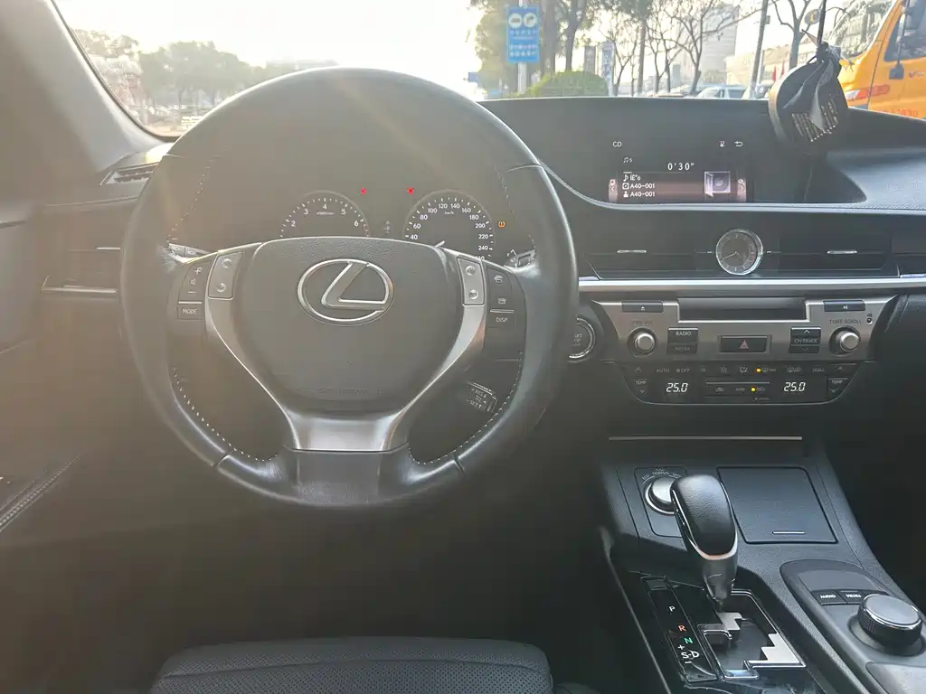 Lexus ES — миниатюра 8