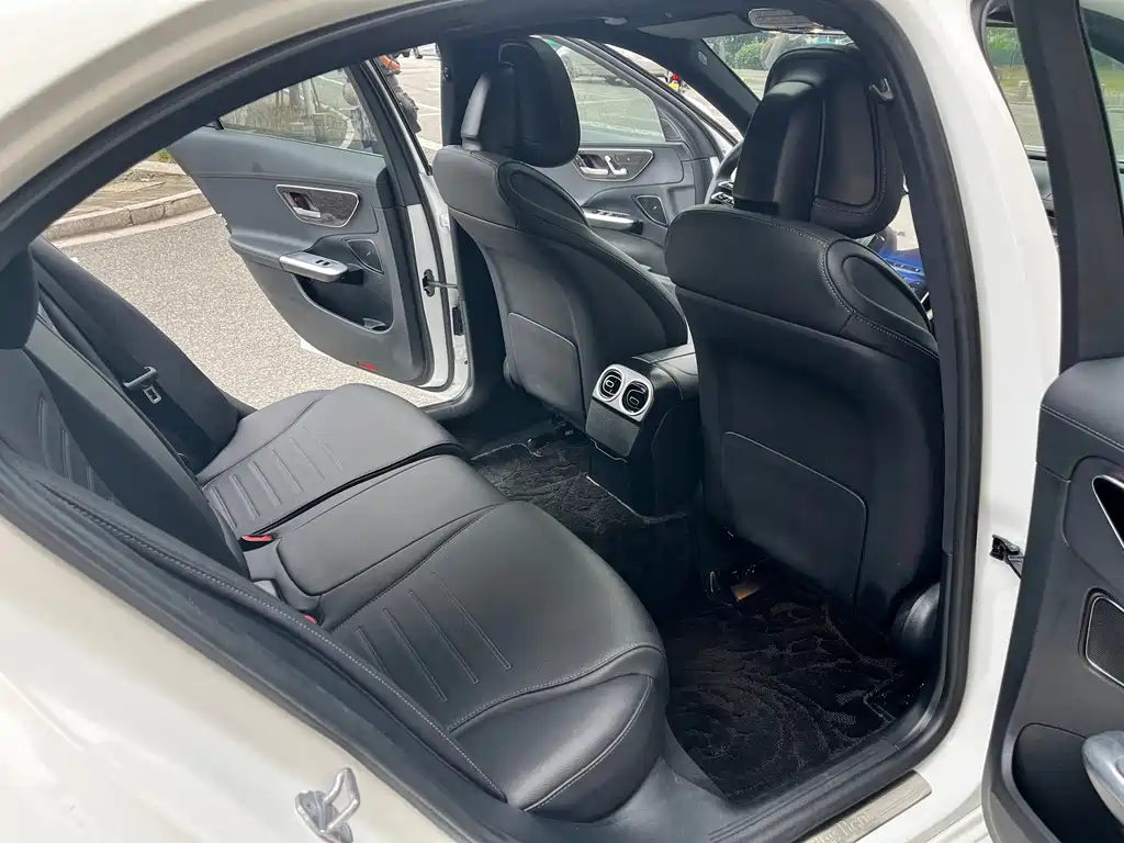 Mercedes-Benz C-Class — миниатюра 13