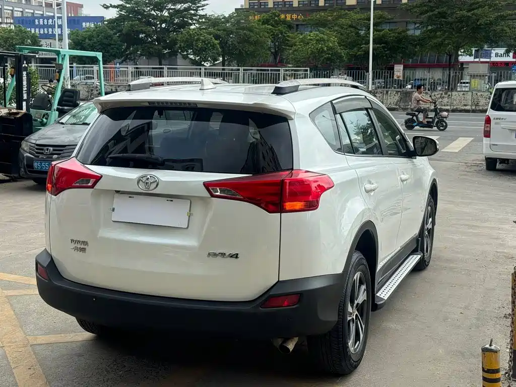 Toyota RAV4 — миниатюра 8