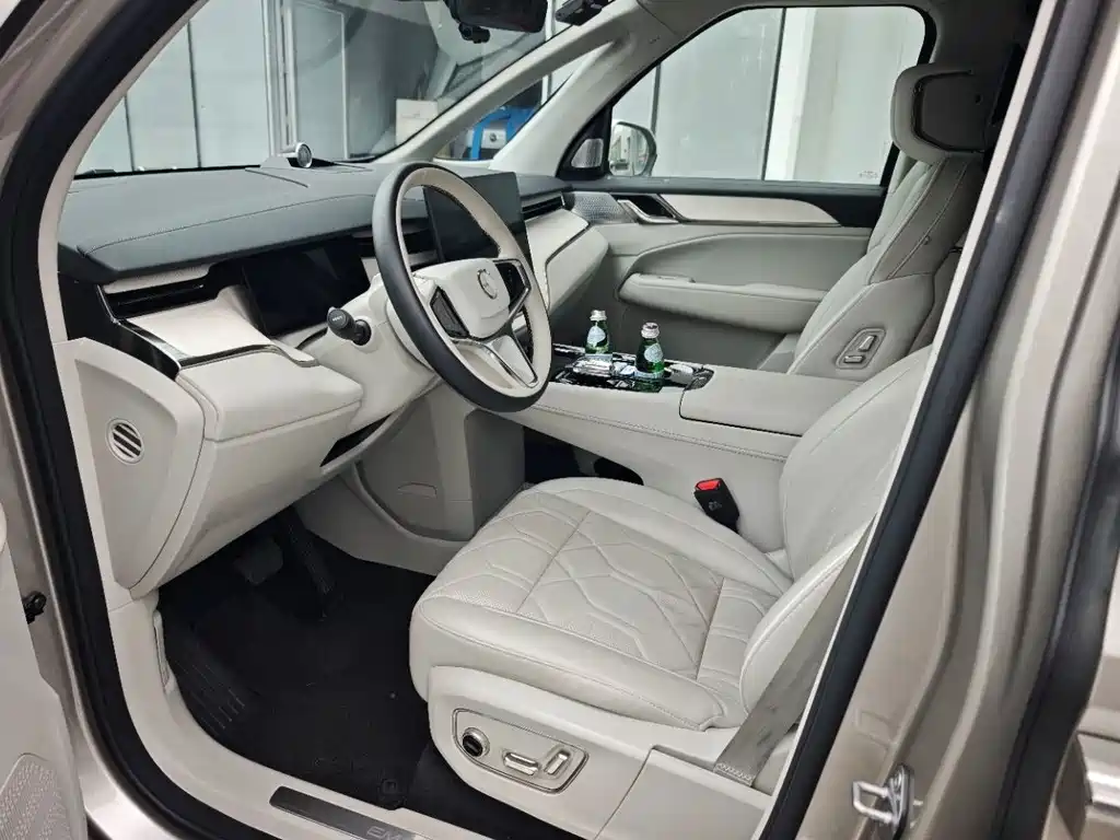 Volvo EM90 — миниатюра 10