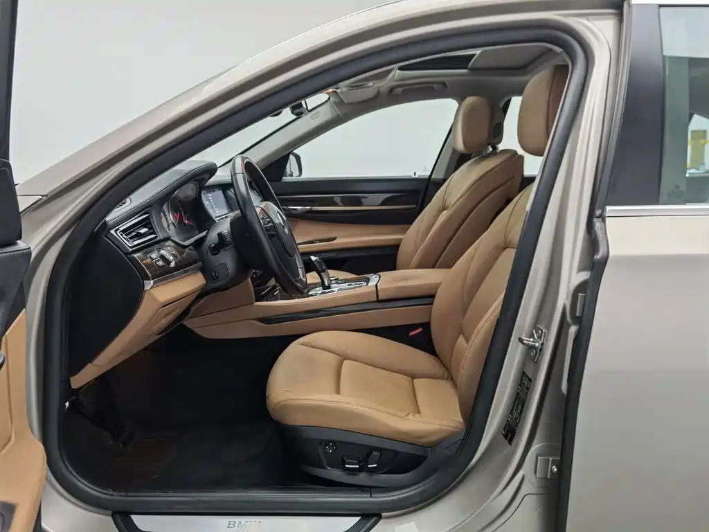 BMW 7 Series — миниатюра 10