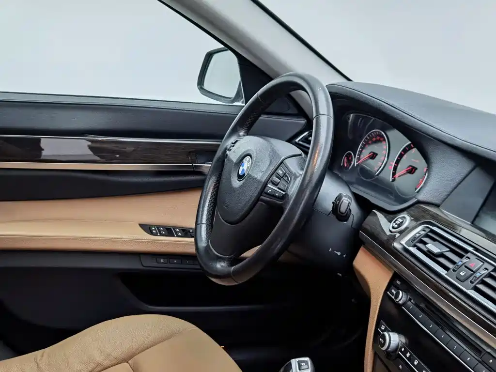 BMW 7 Series — миниатюра 22