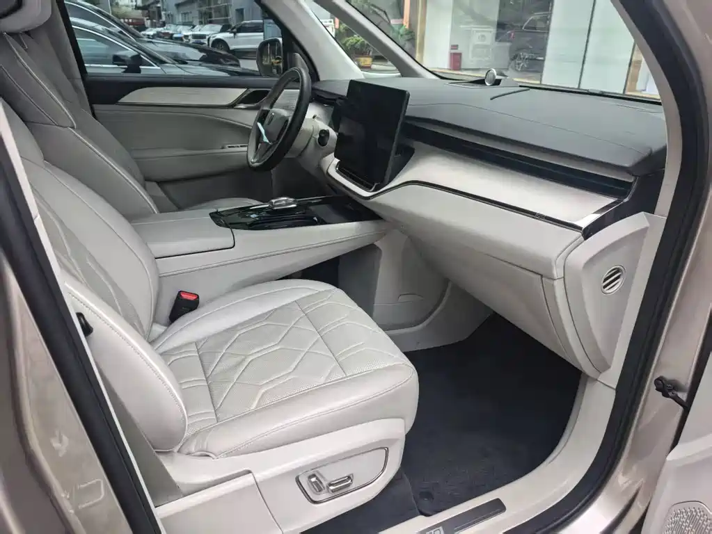 Volvo EM90 — миниатюра 9