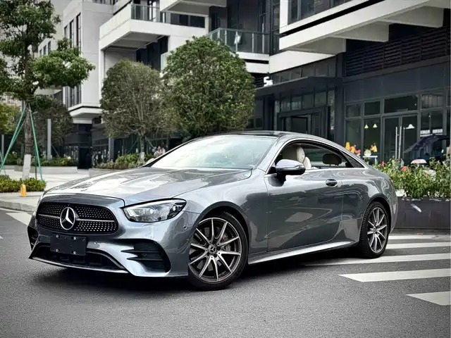 Mercedes-Benz E-Class — фото 1