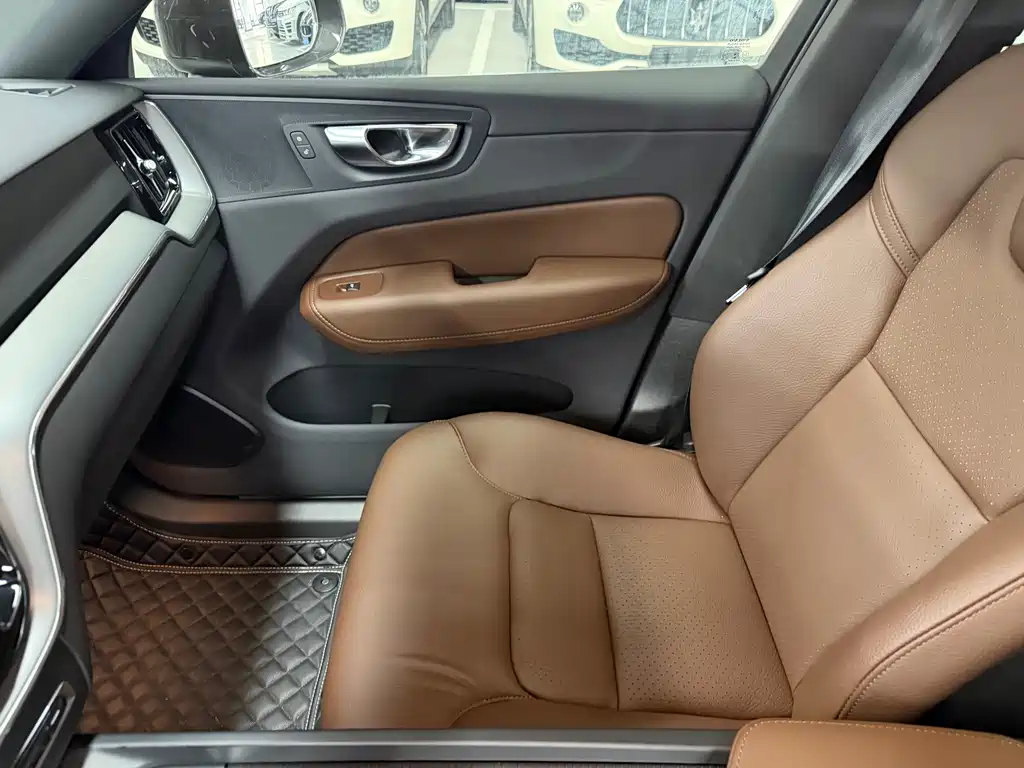 Volvo XC60 2025 B5 Luxury