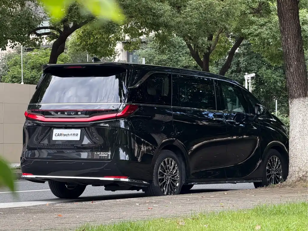 Lexus LM 2023 500h мест