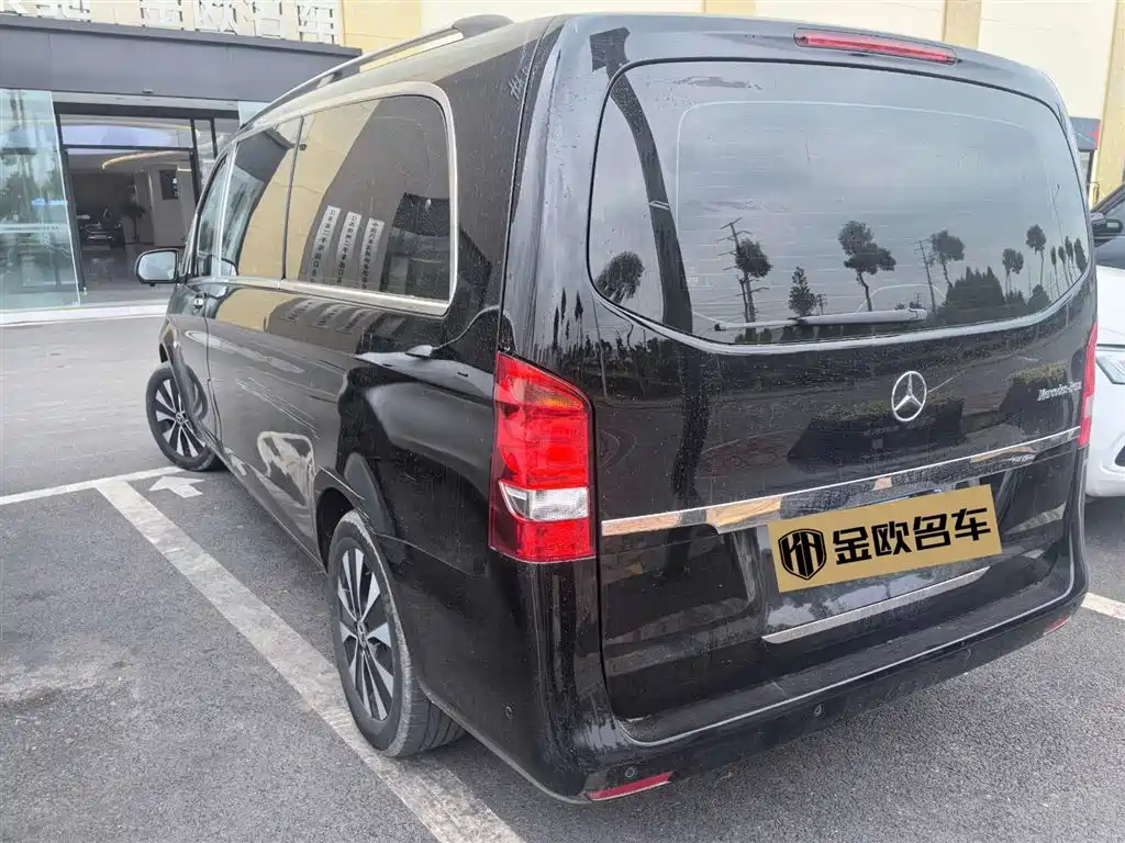 Mercedes-Benz Vito 2023 2.0T Elite 7 мест