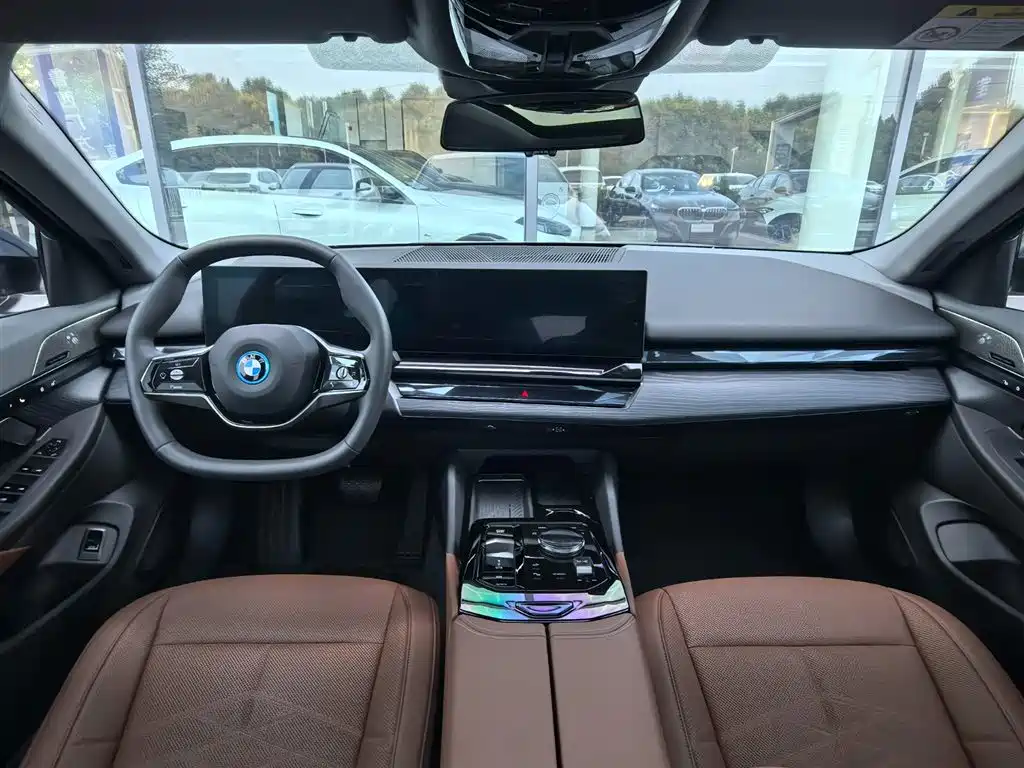 BMW i5 — миниатюра 5